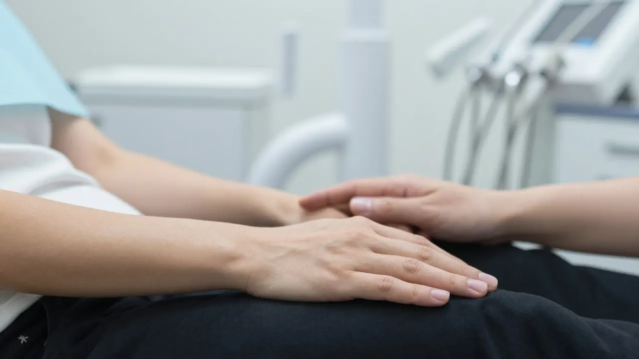 Ruce v klidu při relaxační technice u zubaře