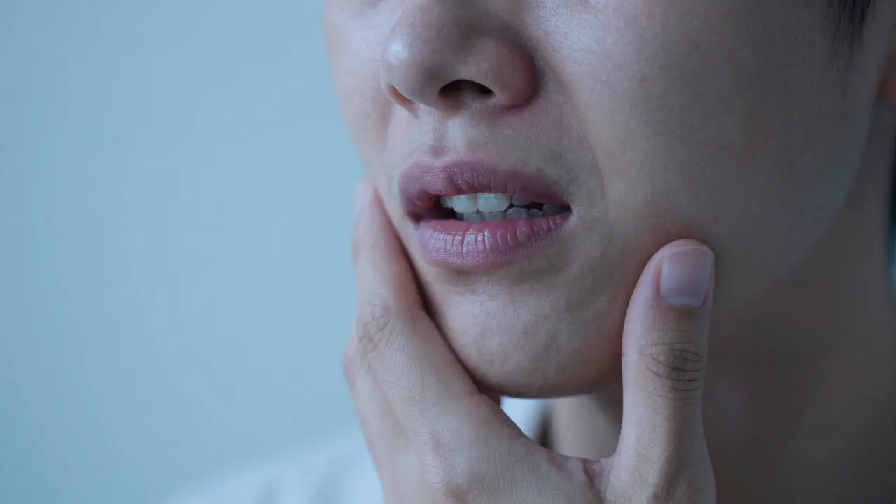 Jak poznat bolavý zub? Příznaky, příčiny a řešení křivých zubů